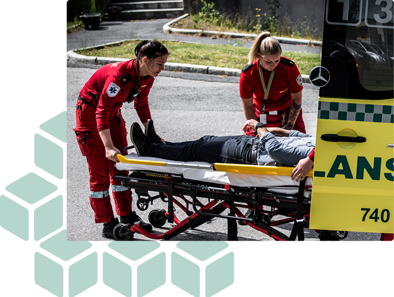 Les ambulanciers aident les blessés à monter dans l'ambulance