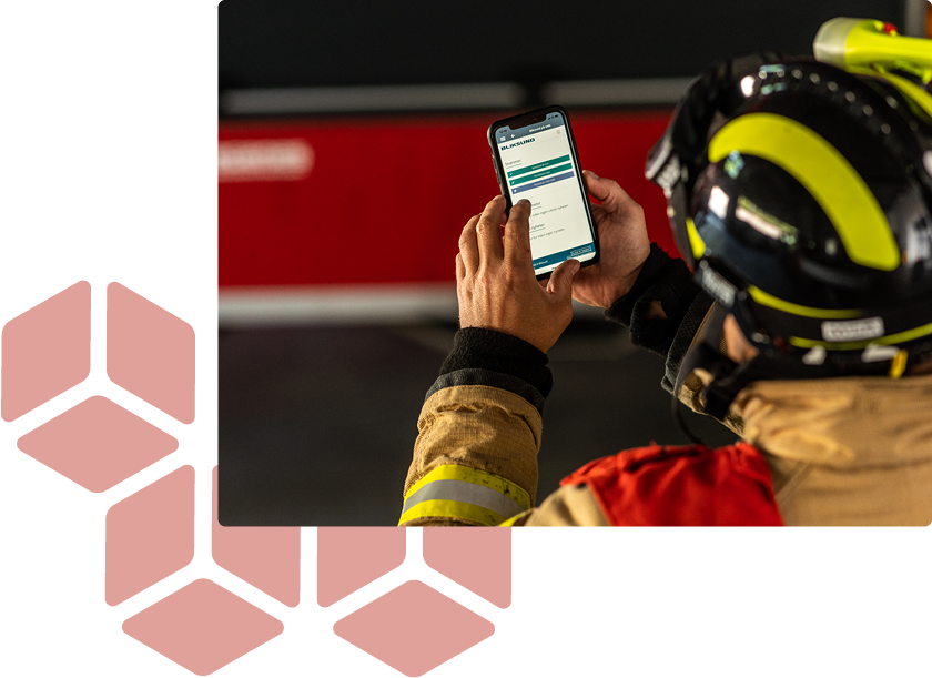 Un pompier utilise GRID à côté d'un camion de pompiers