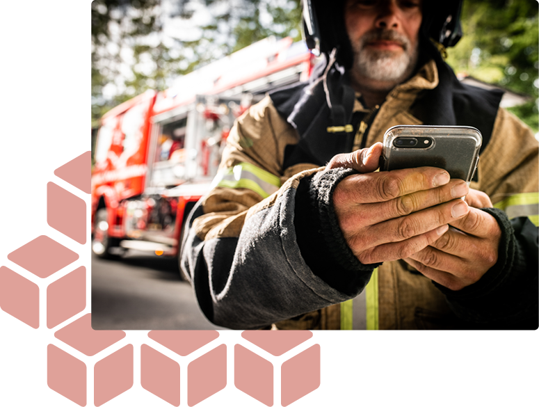pompier utilisant un smartphone