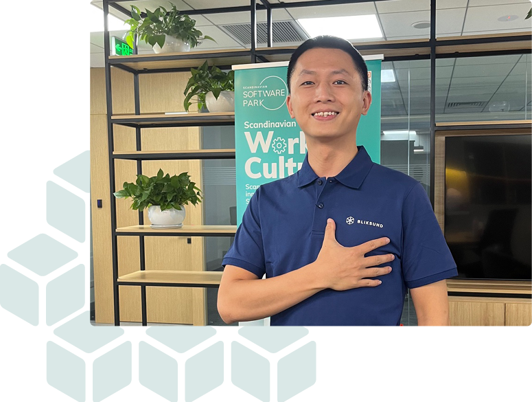 Un employé du bureau de bliksund au Vietnam sourit